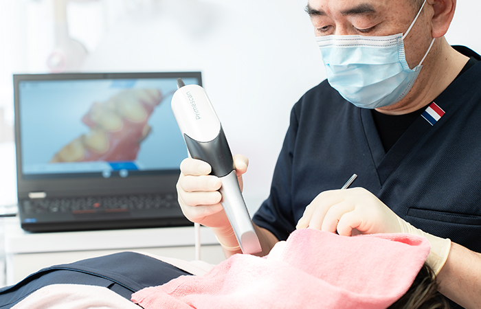 口腔内スキャナーによる型取り